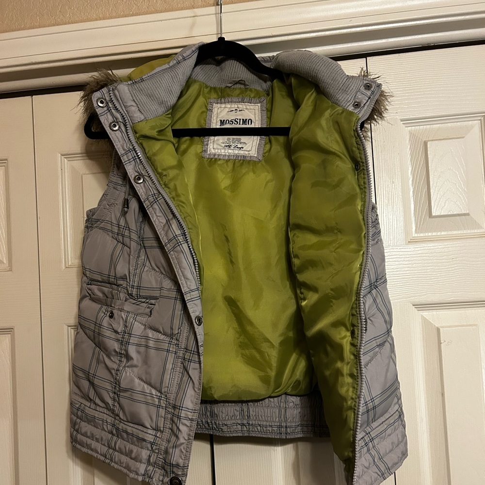 Never worn mossy oak supplies co vest! Love the vest just not my style!